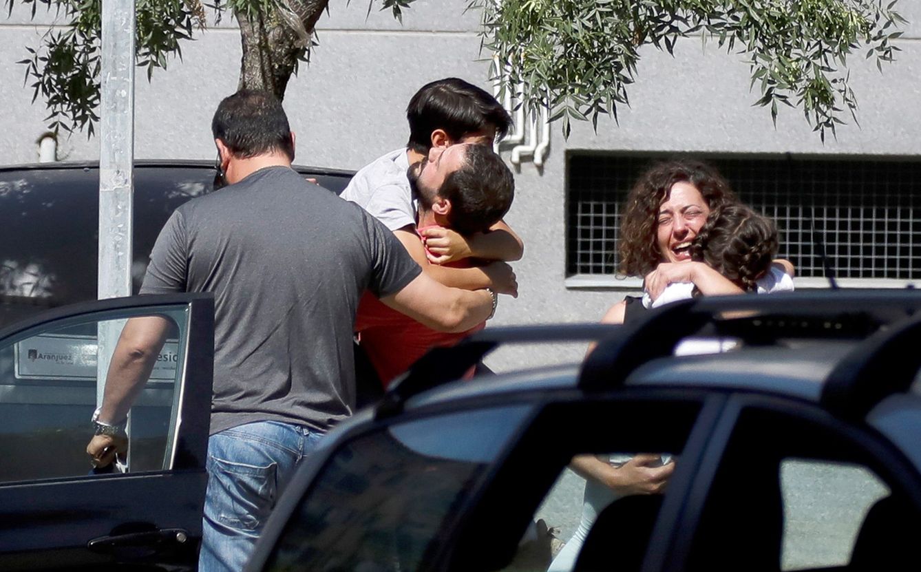 Familiares de las víctimas del tiroteo de Aranjuez. (EFE)