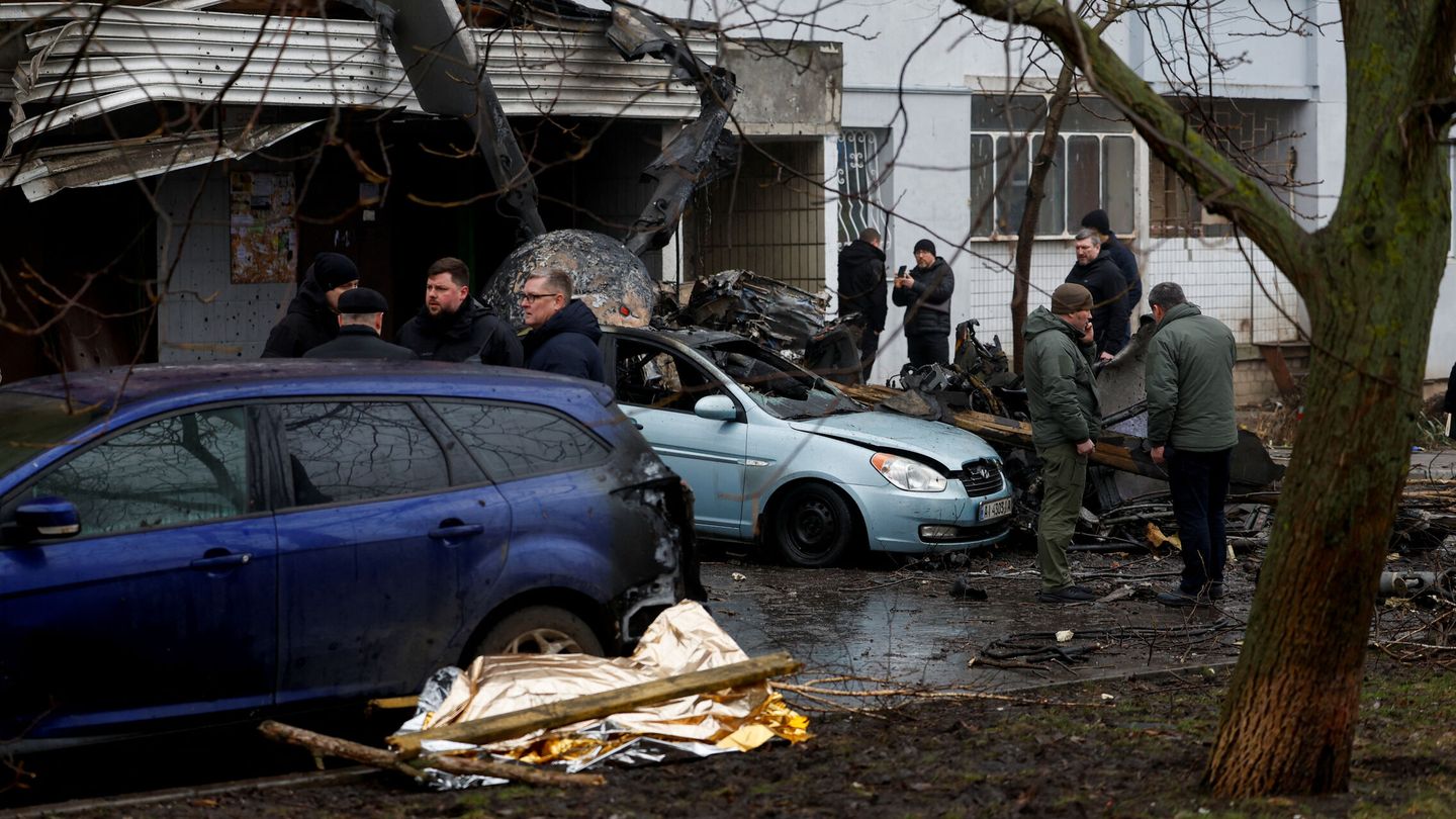 El cuerpo de una víctima yace en el suelo en Brovary tras estrellarse un helicóptero contra un edificio residencial. (Reuters/Valentyn Ogirenko)