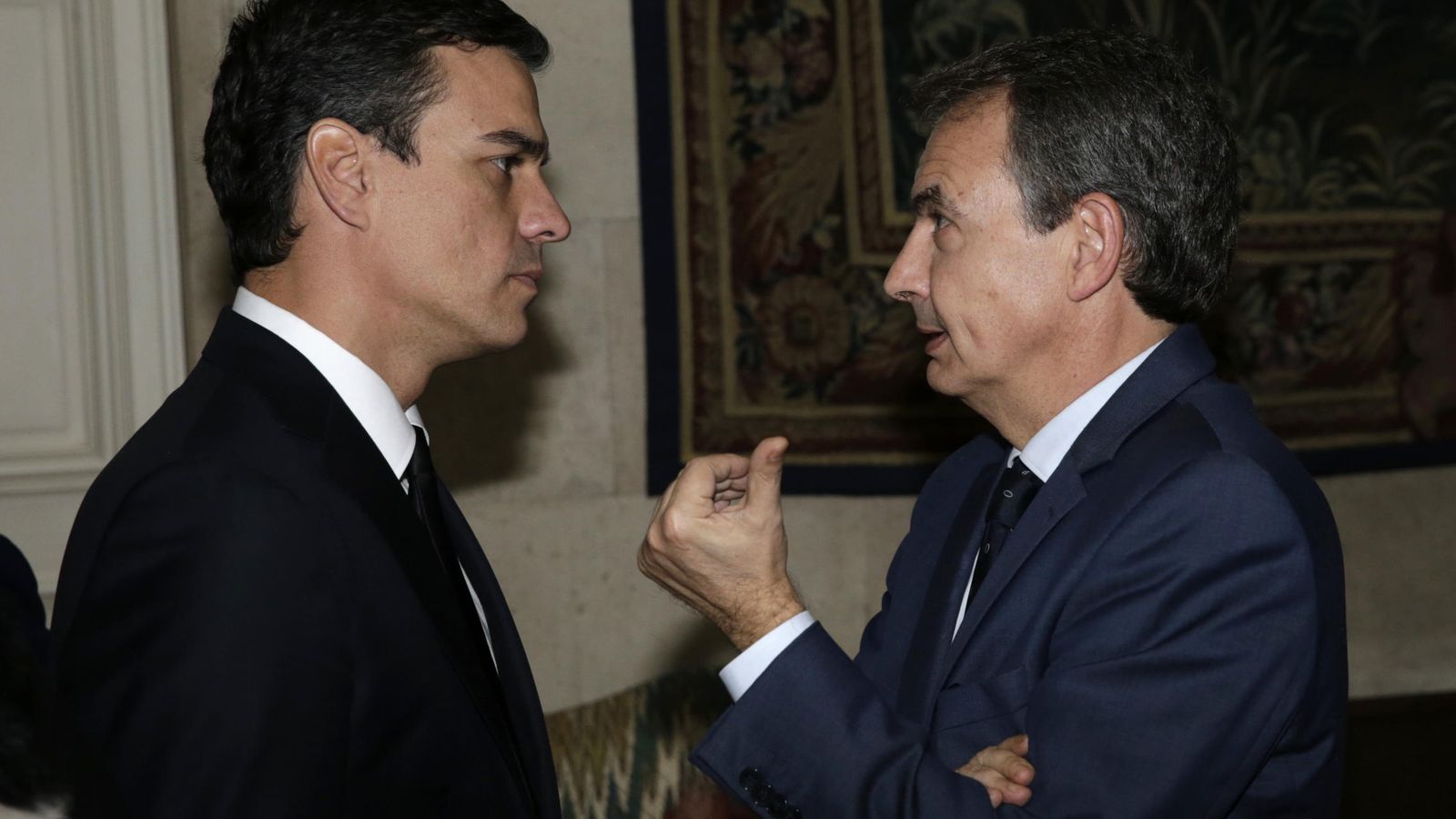 Foto: Pedro Sánchez conversa con José Luis Rodríguez Zapatero en la residencia del embajador francés, Yves Saint-Geours, el pasado 14 de noviembre, tras los atentados de París. (EFE)