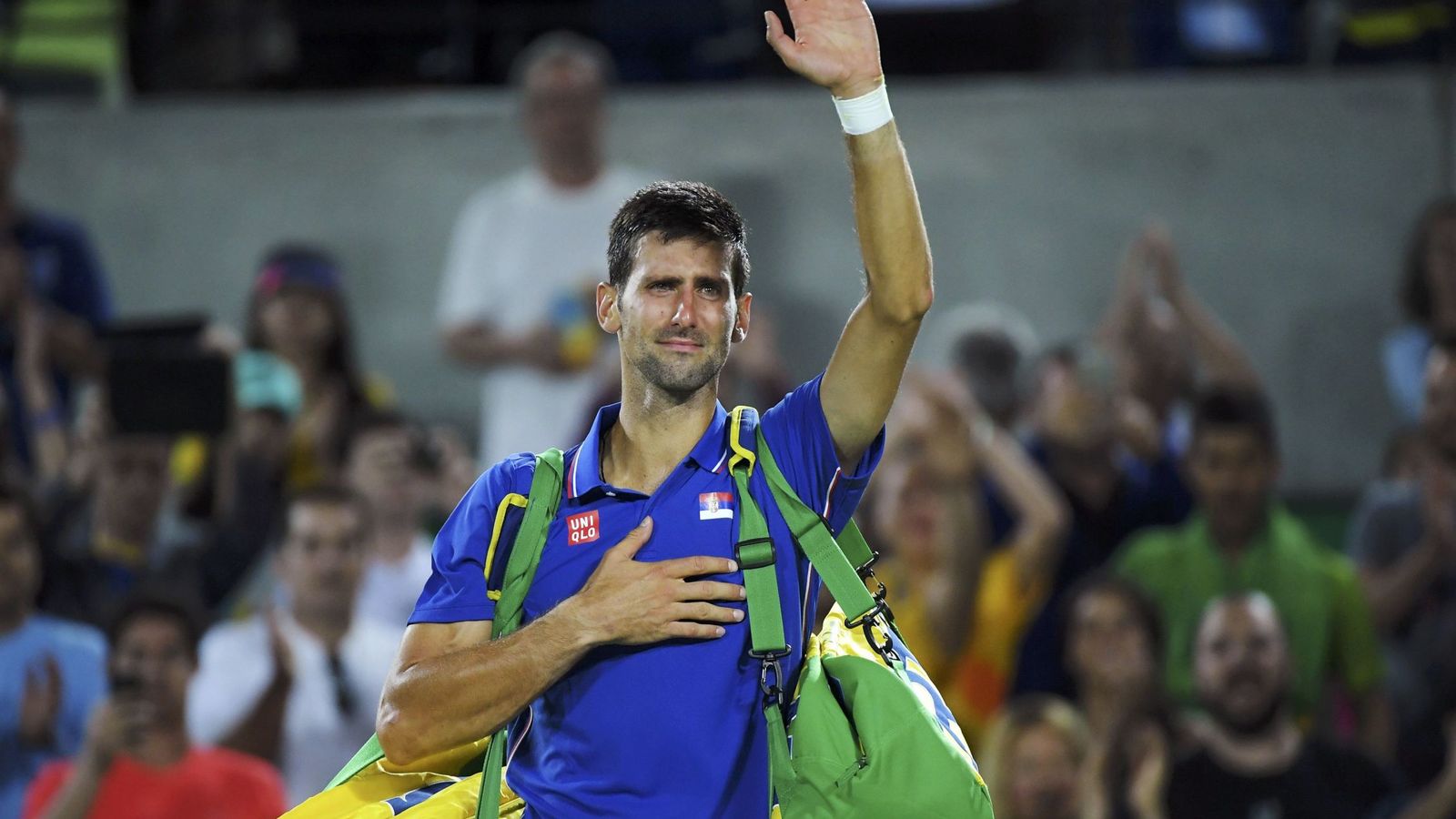 Foto: Djokovic se despide de la pista llorando tras perder contra Del Potro (Reuters).