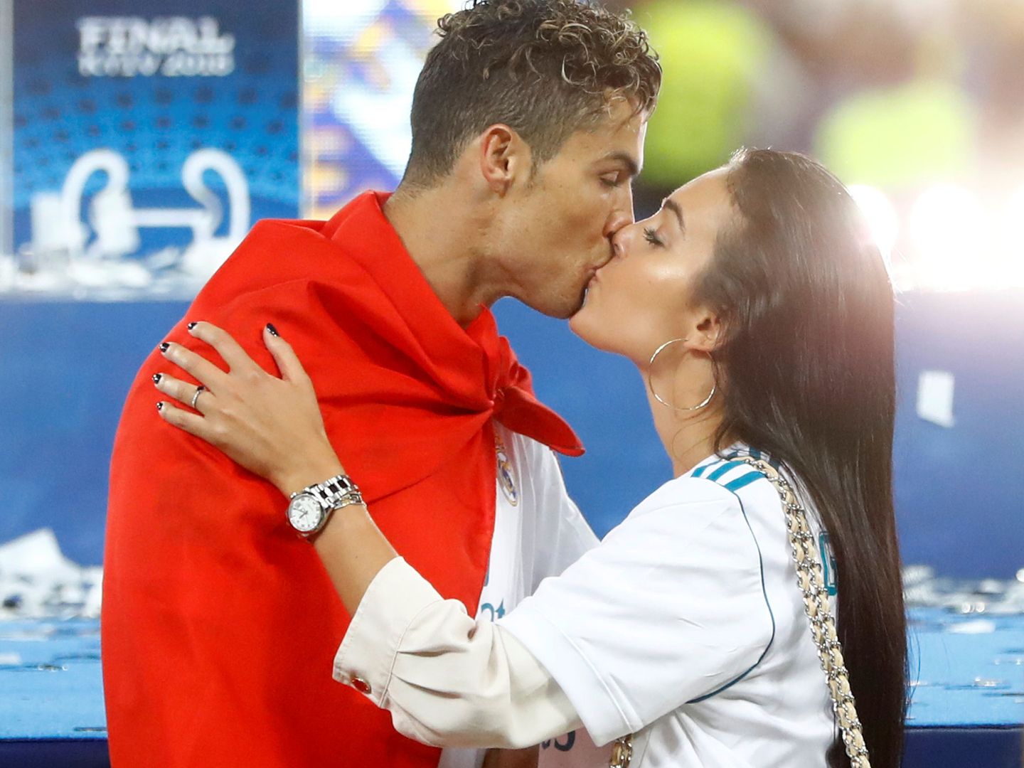 Cristiano Ronaldo besa a Georgina tras la final. (EFE)