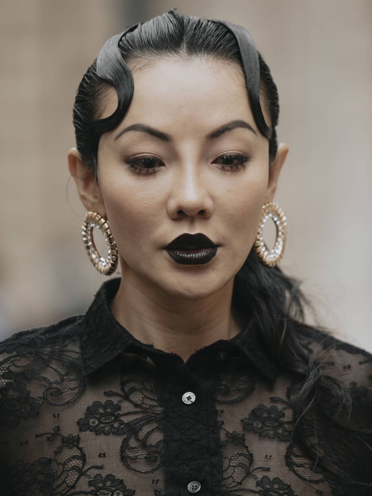 Loa labios negros en el street style de la Semana de la Moda de París. (Imaxtree)