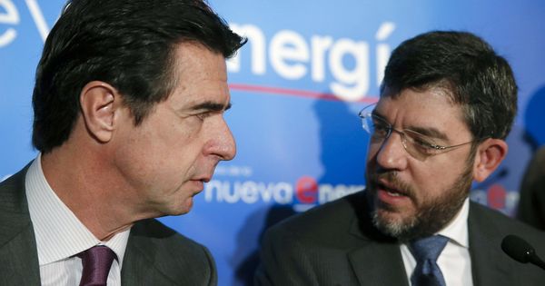 Foto: El exministro de Industria y Energía José Manuel Soria, junto a Alberto Nadal, exsecretario de Estado de Energía. (EFE)
