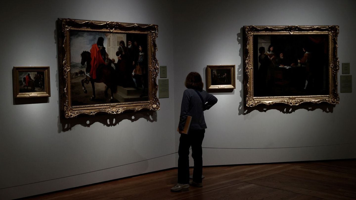 Una mujer observa los cuadros de Murillo 'La despedida del hijo pródigo' (i) y 'El hijo pródigo recoge su legítima'. (EFE)