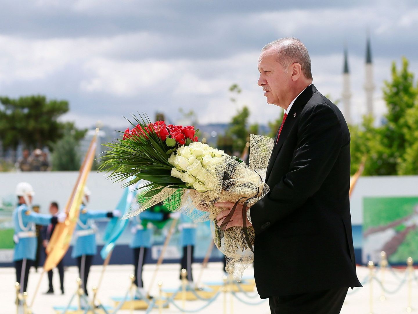 El presidente turco Recep Tayyip Erdogan visita el memorial en honor de las víctimas del 15 de julio cuando se cumple el tercer aniversario. (Reuters)