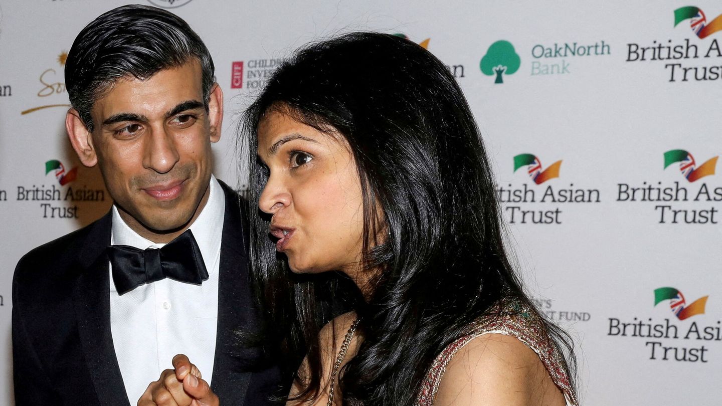 Rishi Sunak y su esposa, Akshata Murthy, en febrero de 2022. (Reuters/Tristan Fewings)