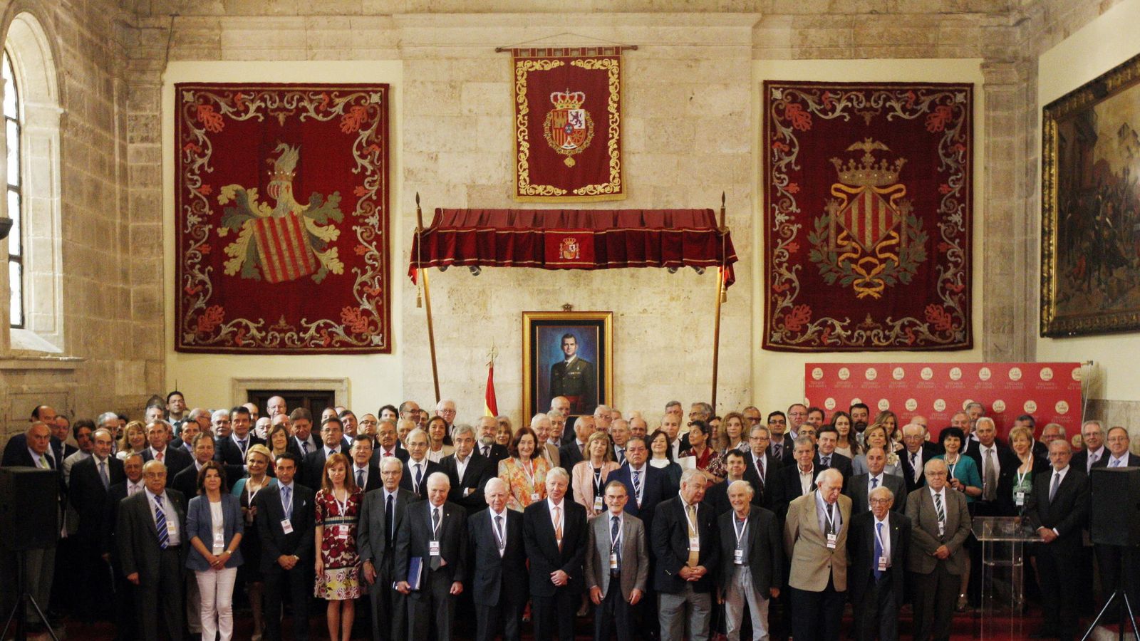 Foto: Foto de familia de los jurados de los vigesimoséptimos Premios Rey Jaime I, entre ellos veintiún premios Nobel. (EFE)