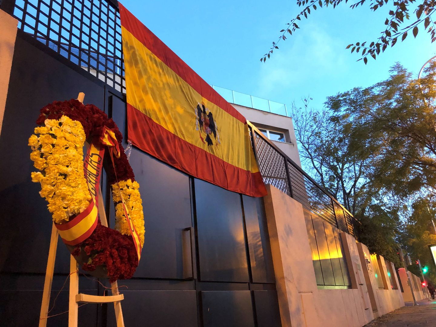 Una bandera franquista desplegada en la casa de Francis Franco en el centro de Madrid. (Reuters)