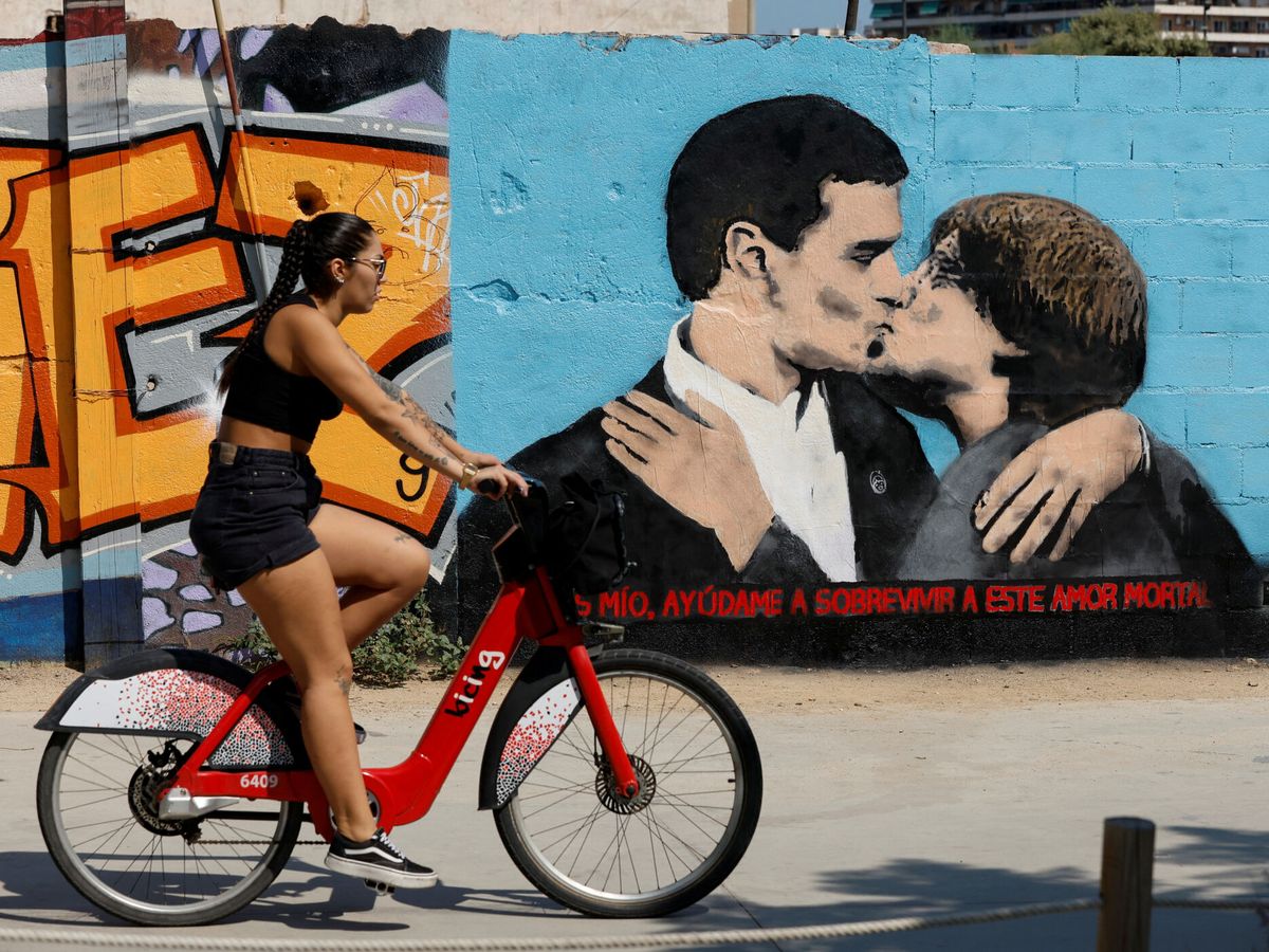 Foto: Grafiti de Tvboy que representa a Pedro Sánchez y Carles Puigdemont dándose un beso. (Reuters/Albert Gea)