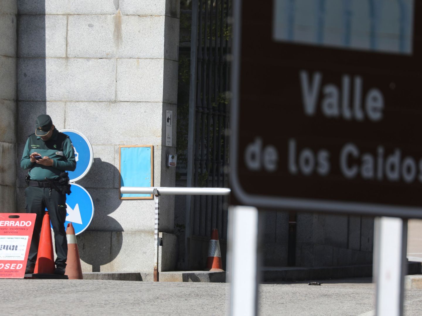 Un Guardia Civil custodia la entrada al Valle de los Caídos, ya cerrada. (EFE)