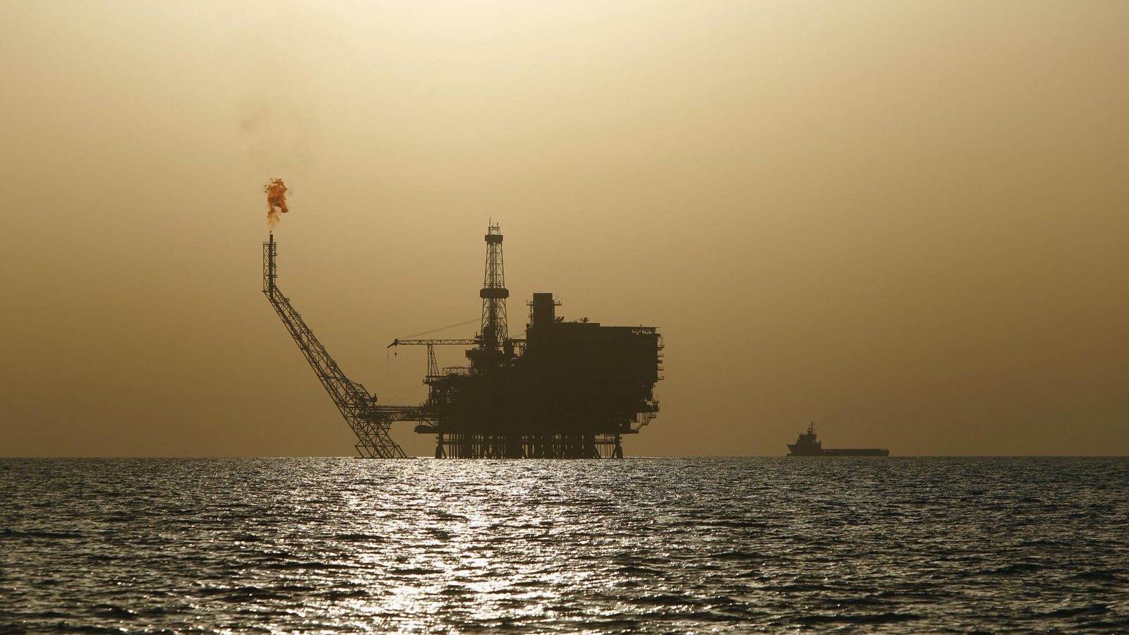 Foto: Plataforma petrolífera en la costa de Libia (Reuters)