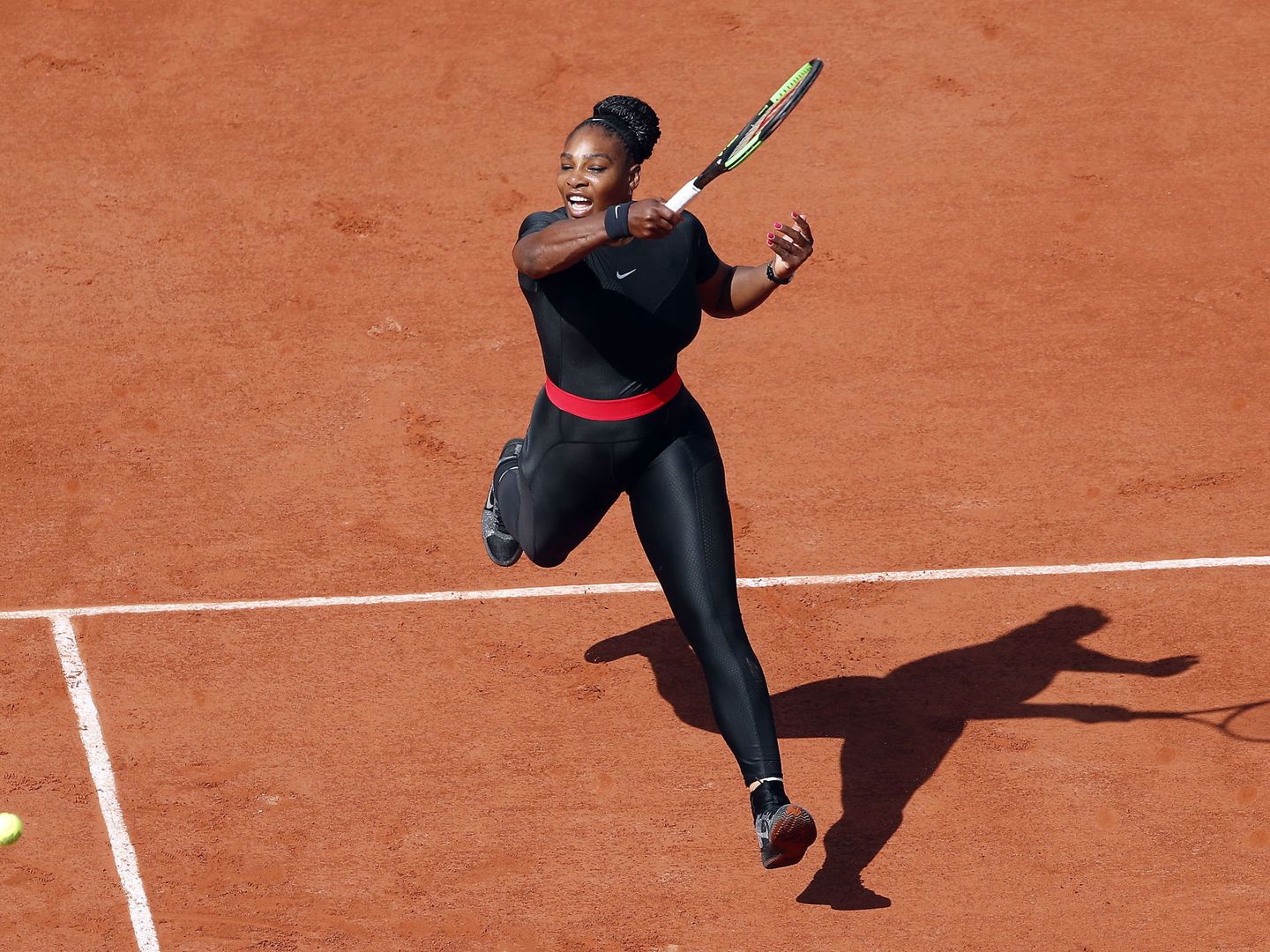 El uniforme que lució Serena Williams en Roland Garros (EFE EPA/Guillaume Horcajuelo)
