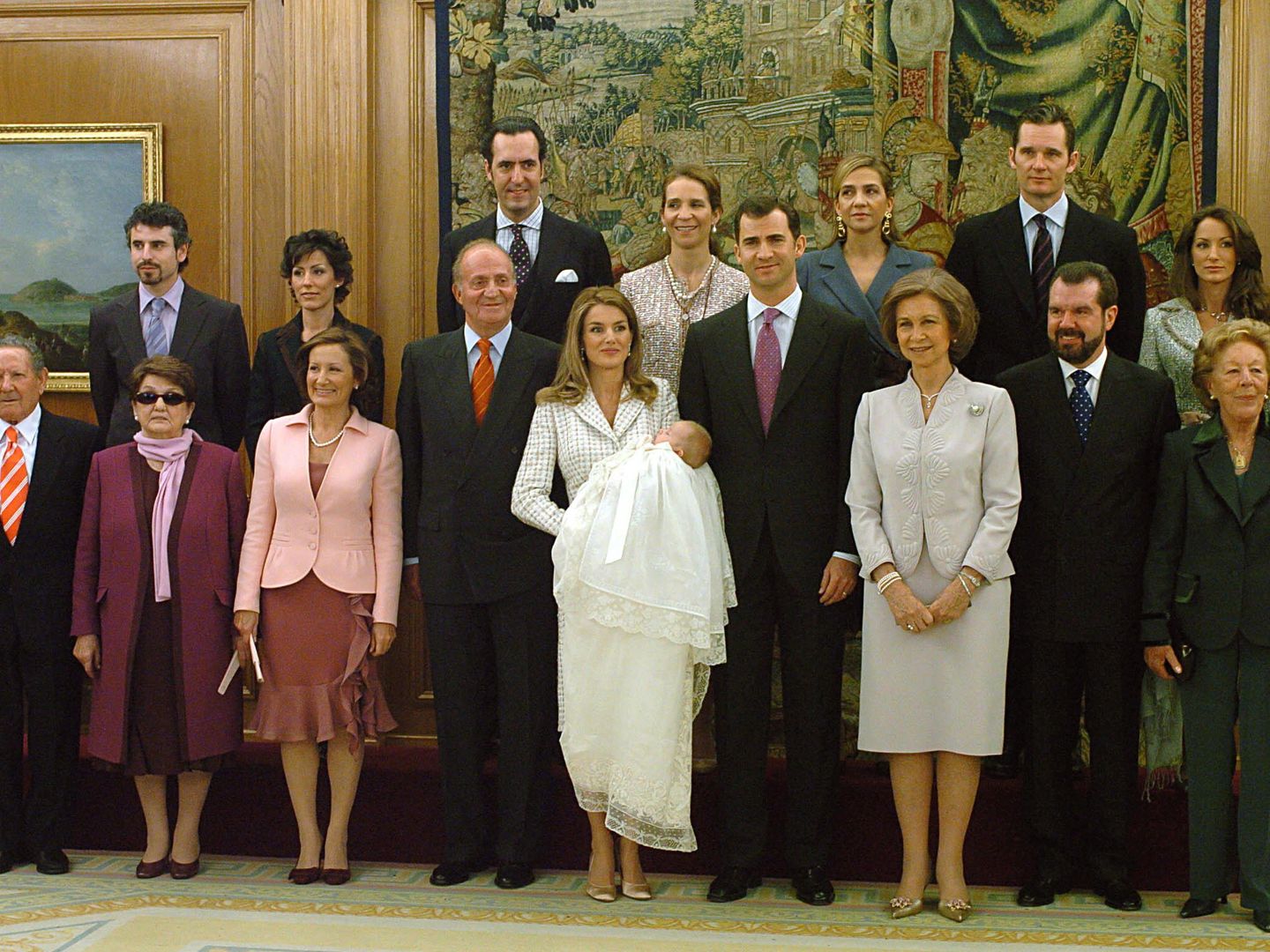 Foto de familia en el bautizo de la princesa Leonor. (EFE)