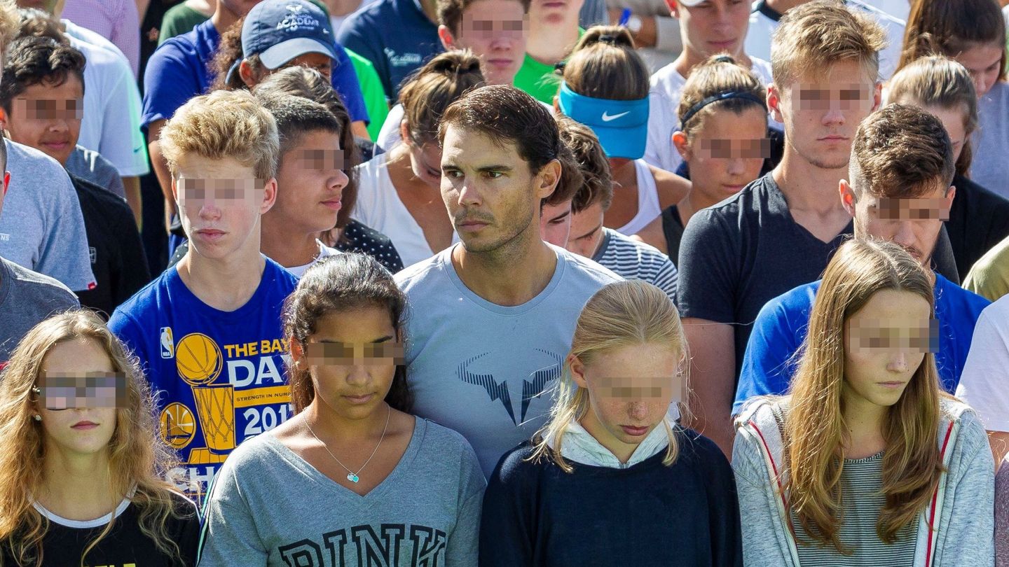 Rafael Nadal, rodeado de alumnos del Nadal Sports Center, en Manacor. (EFE)