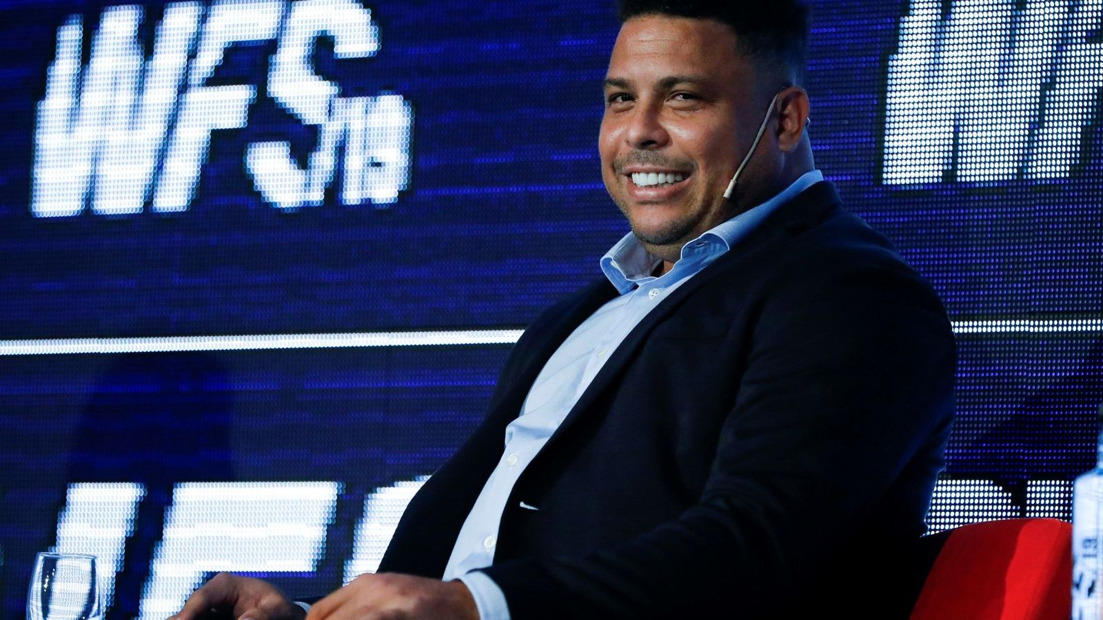 Foto: Ronaldo Nazario, sonriente, durante la presentación de un acto. (Efe)