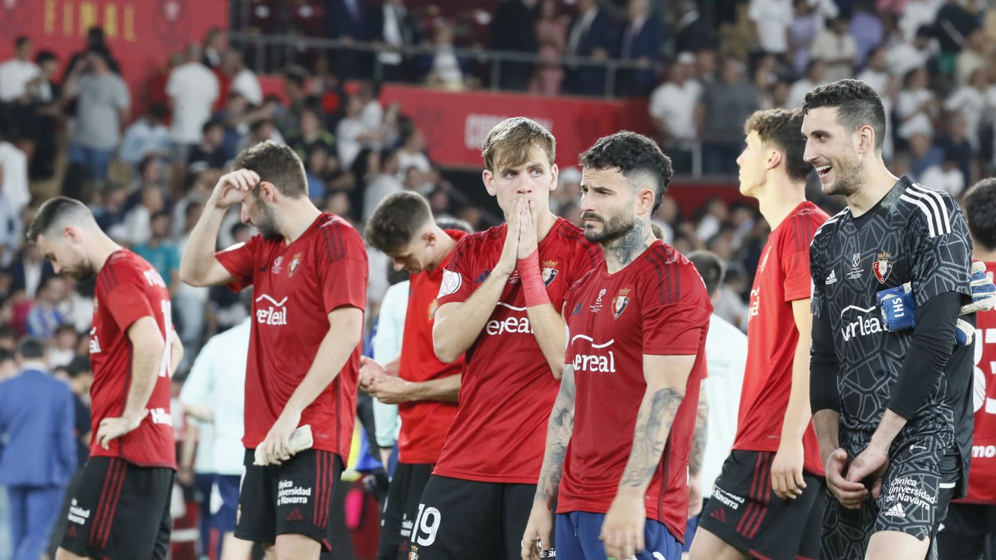 La decepción de los jugadores de Osasuna. (EFE/José Manuel Vidal)