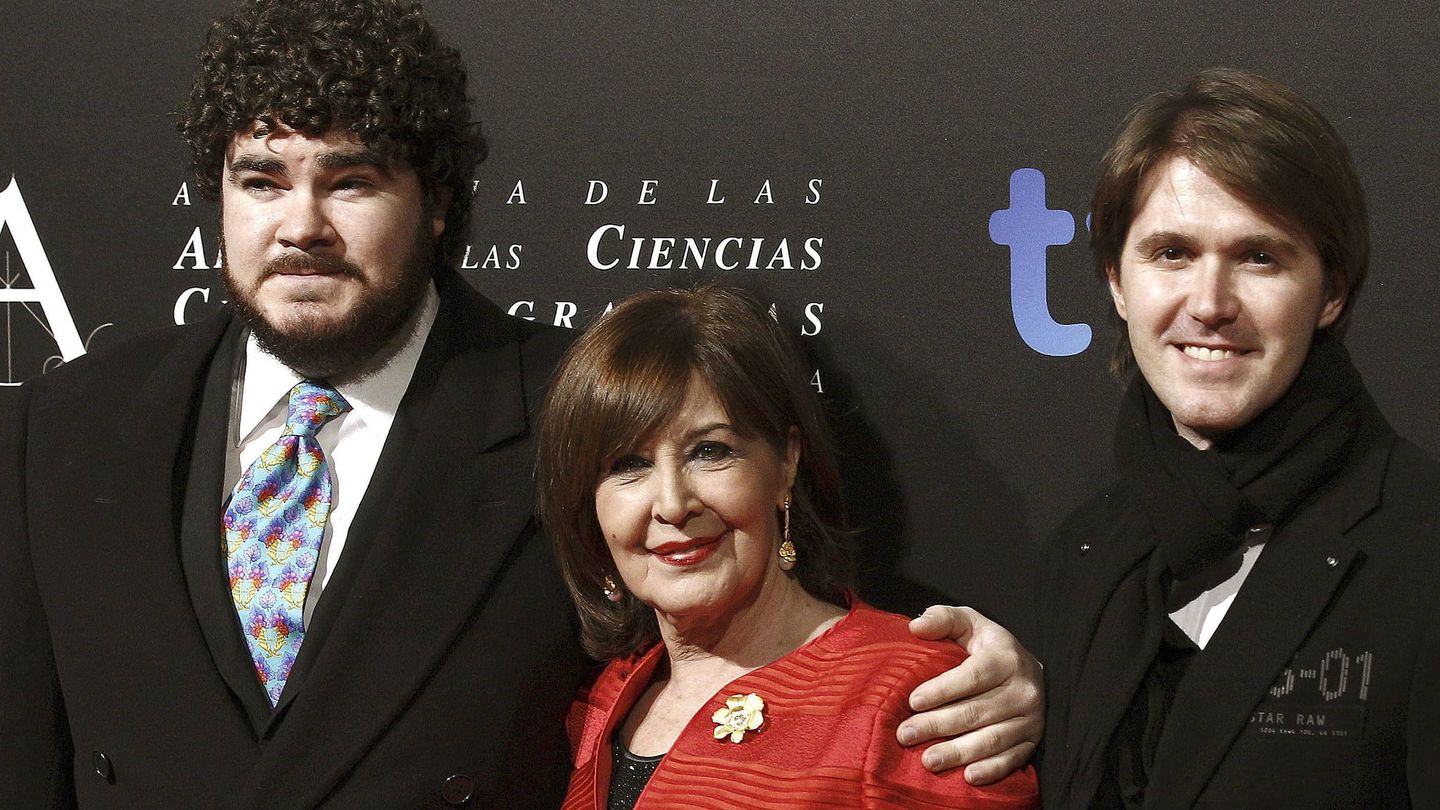 Concha Velasco, en los Goya de 2013, acompañada por sus dos hijos, Paco y Manuel. (EFE)