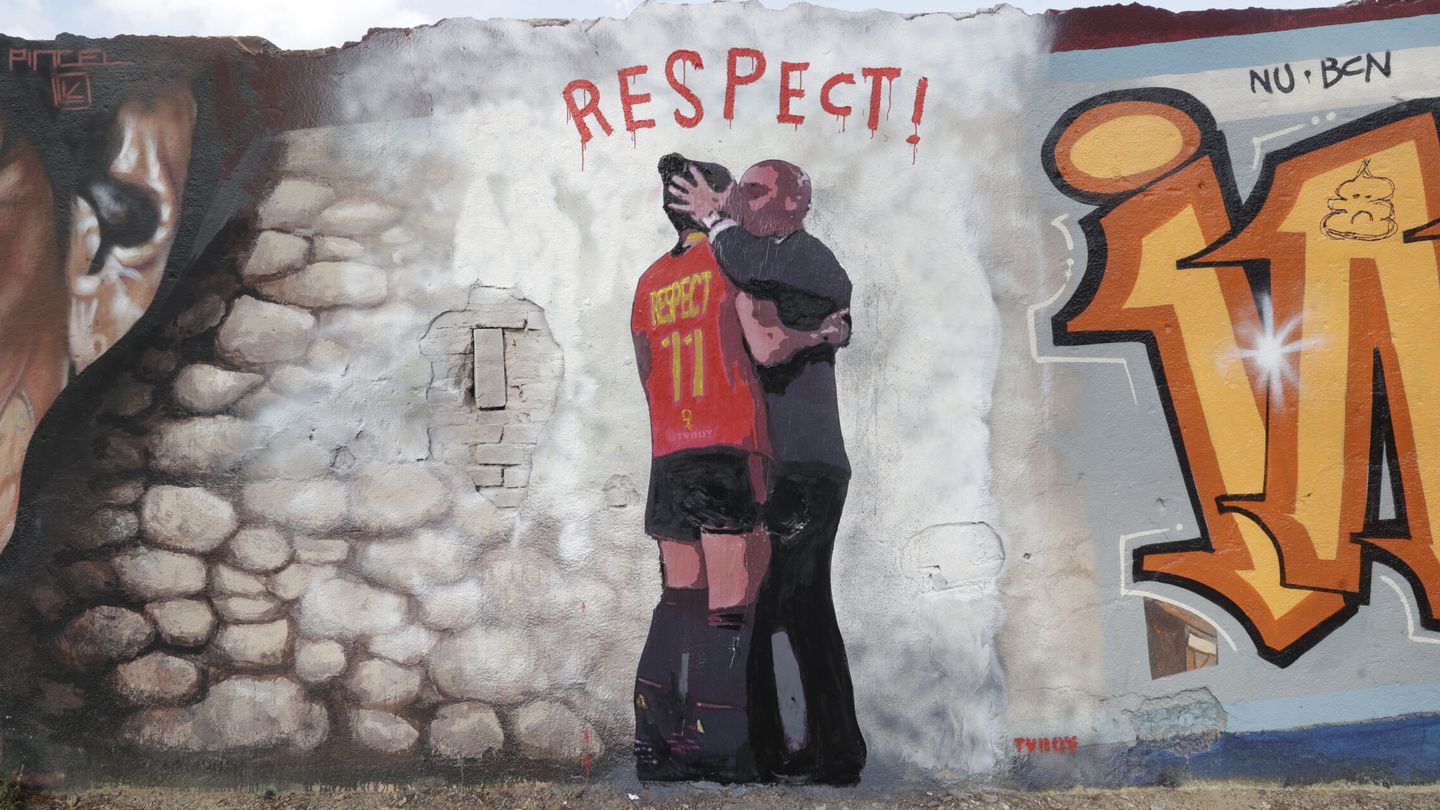Un mural con el beso de Rubiales a Hermoso. (EFE)