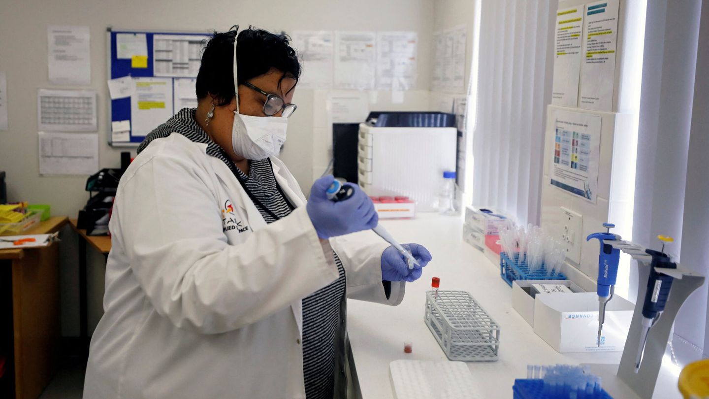 Una investigadora trabaja en Ciudad del Cabo con una vacuna para la tuberculosis. (Reuters)
