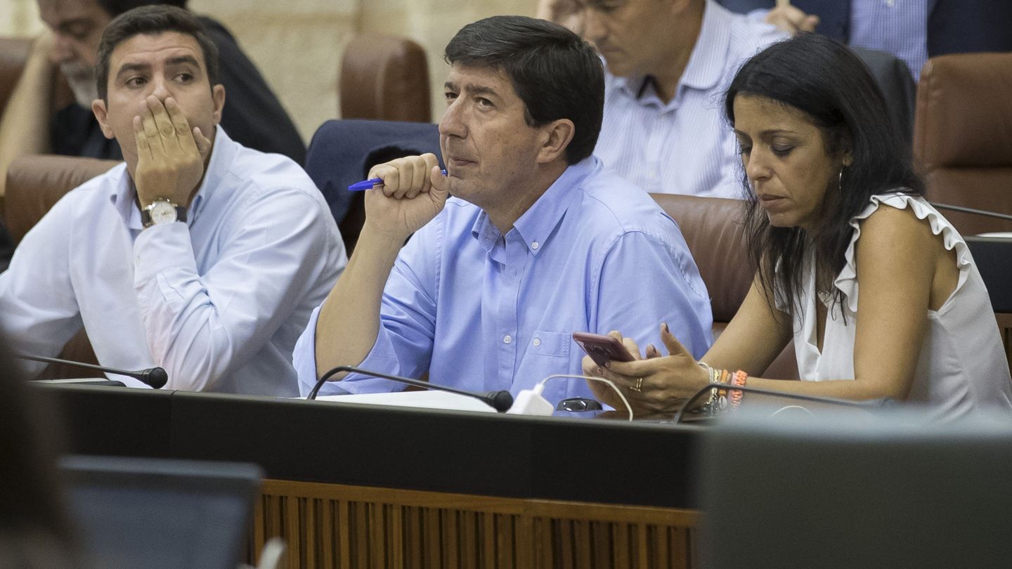 Sergio Romero, Juan Marín y Marta Bosquet, en una sesión en el Parlamento andaluz (EFE).