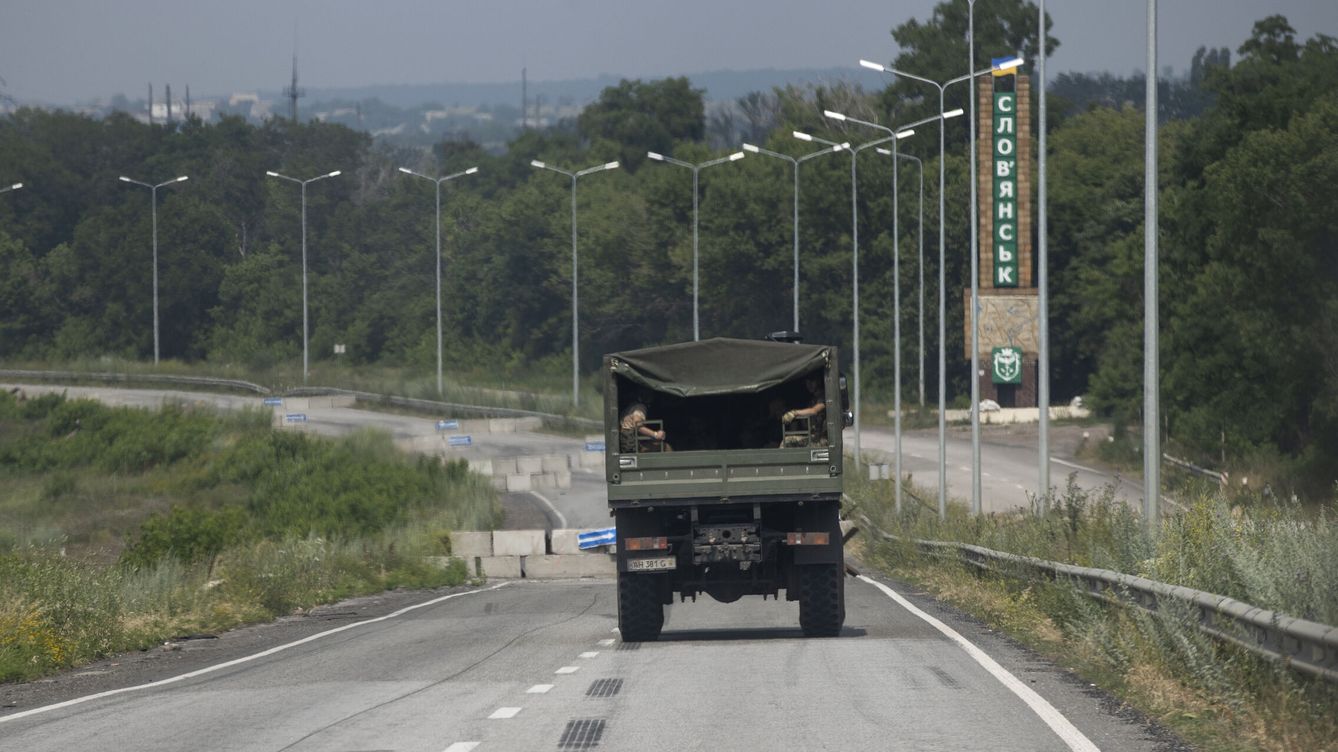 Foto: Un camión militar transita por la carretera en Sloviansk, Ucrania. (EFE/Orlando Barría)