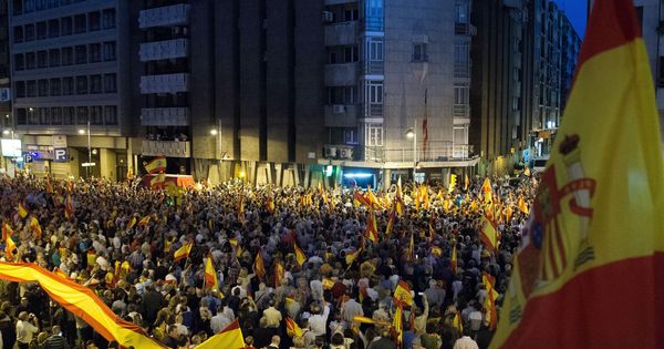 Foto: Cientos de personas muestran su apoyo a la Guardia Civil ante la comandancia de Zaragoza, así como a los policías que han venido de Pineda de Mar. (EFE)