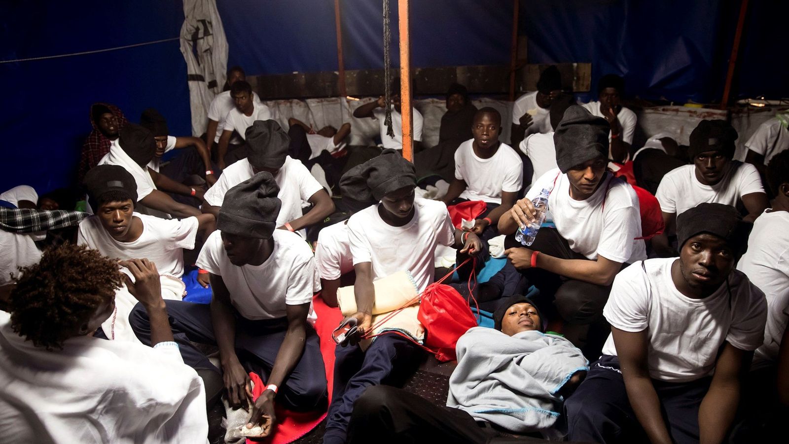 Foto: Parte de los 629 inmigrantes que han sido trasladados al barco Aquarius, fletado por Médicos Sin Fronteras y SOS Mediterranée. (EFE)