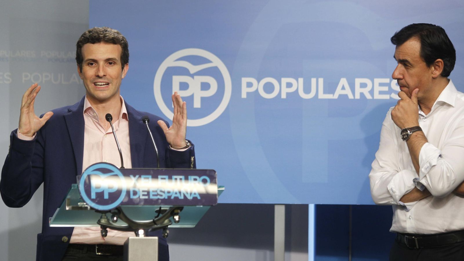 Foto: Pablo Casado y Fernando Fernández Maillo presentan el nuevo logotipo del PP. (EFE)