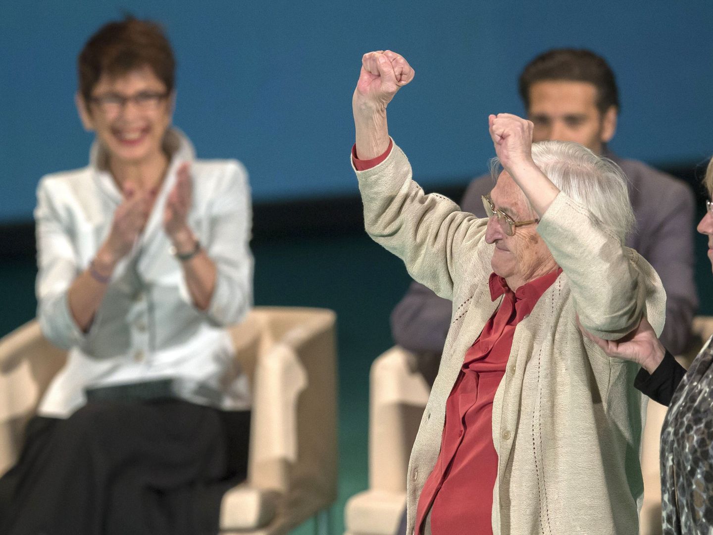 Josefina Samper levanta los brazos momentos antes de recibir la medalla de Andalucía. (EFE)