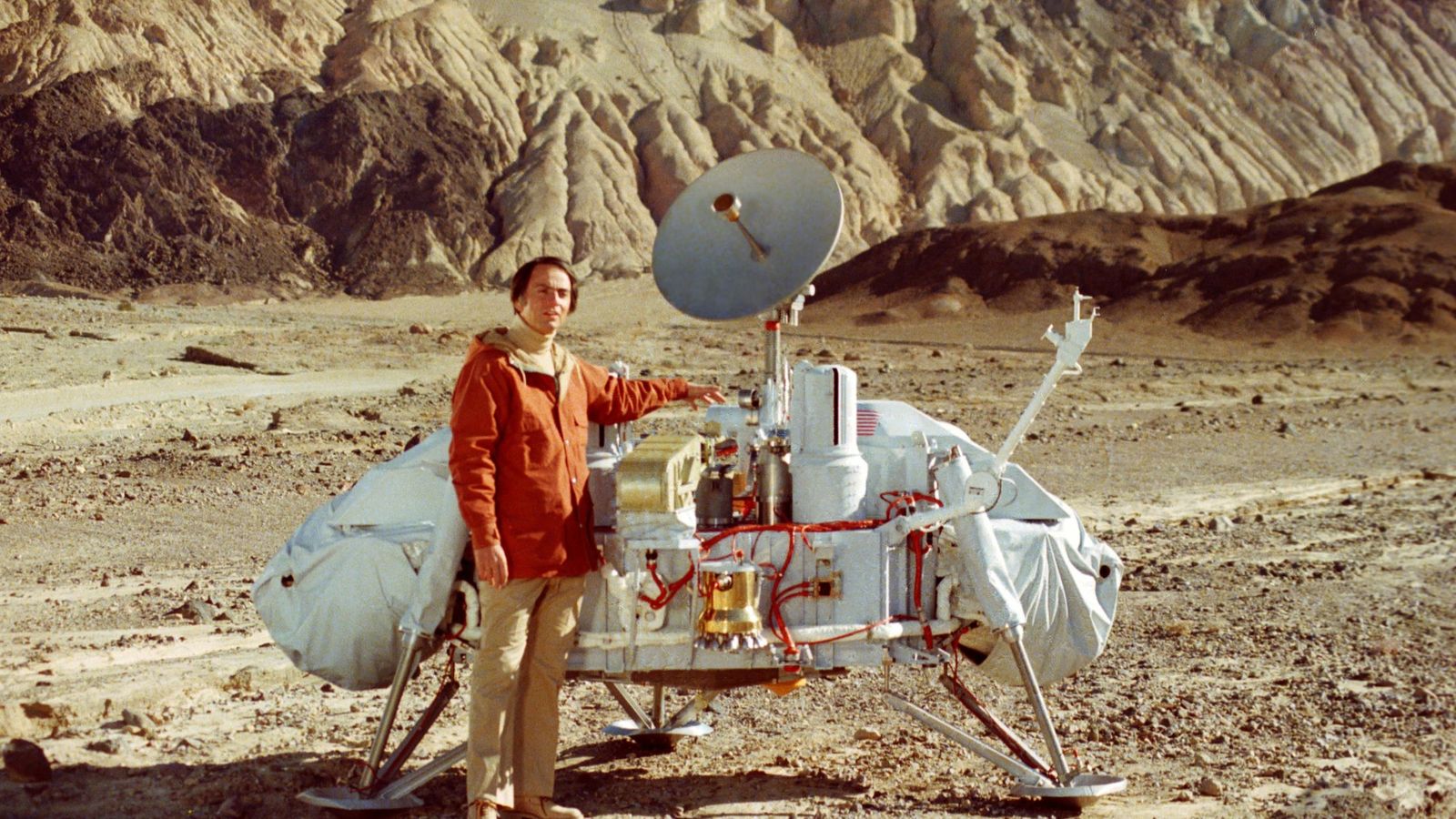Foto: Carl Sagan junto a un modelo de la sonda Viking. (NASA)