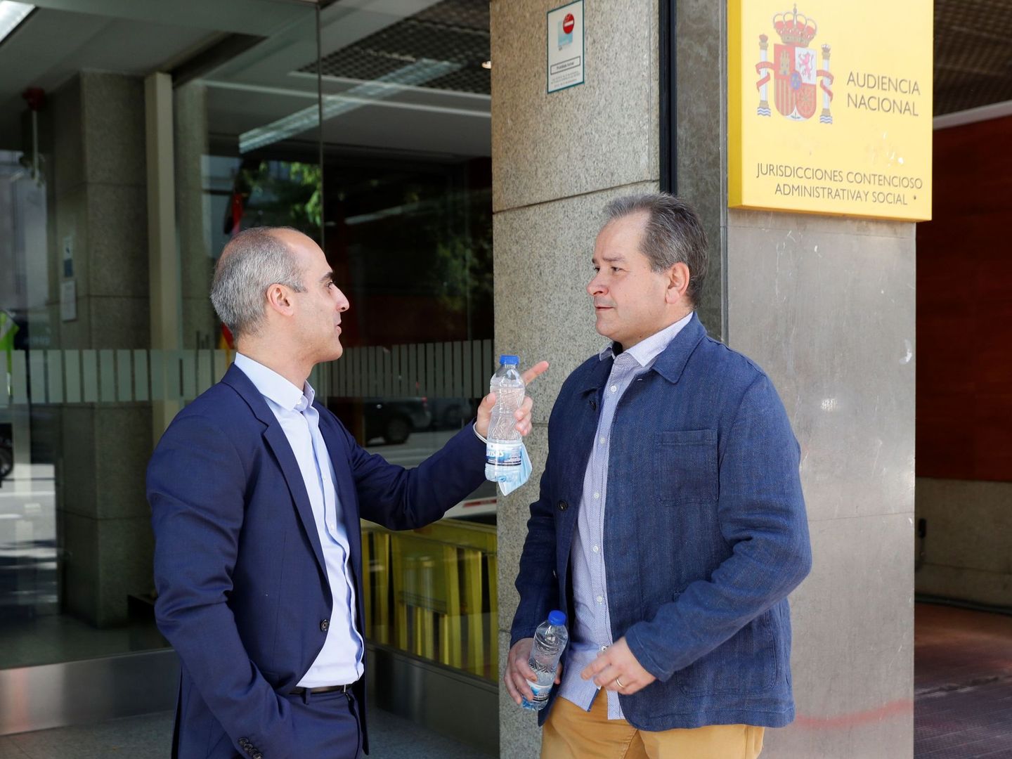 Pablo Egurrola (d), padre de Damaris, en la entrada de la Audiencia Nacional en Madrid, junto a José Manuel Espejo, representante de Eva Navarro. (EFE)