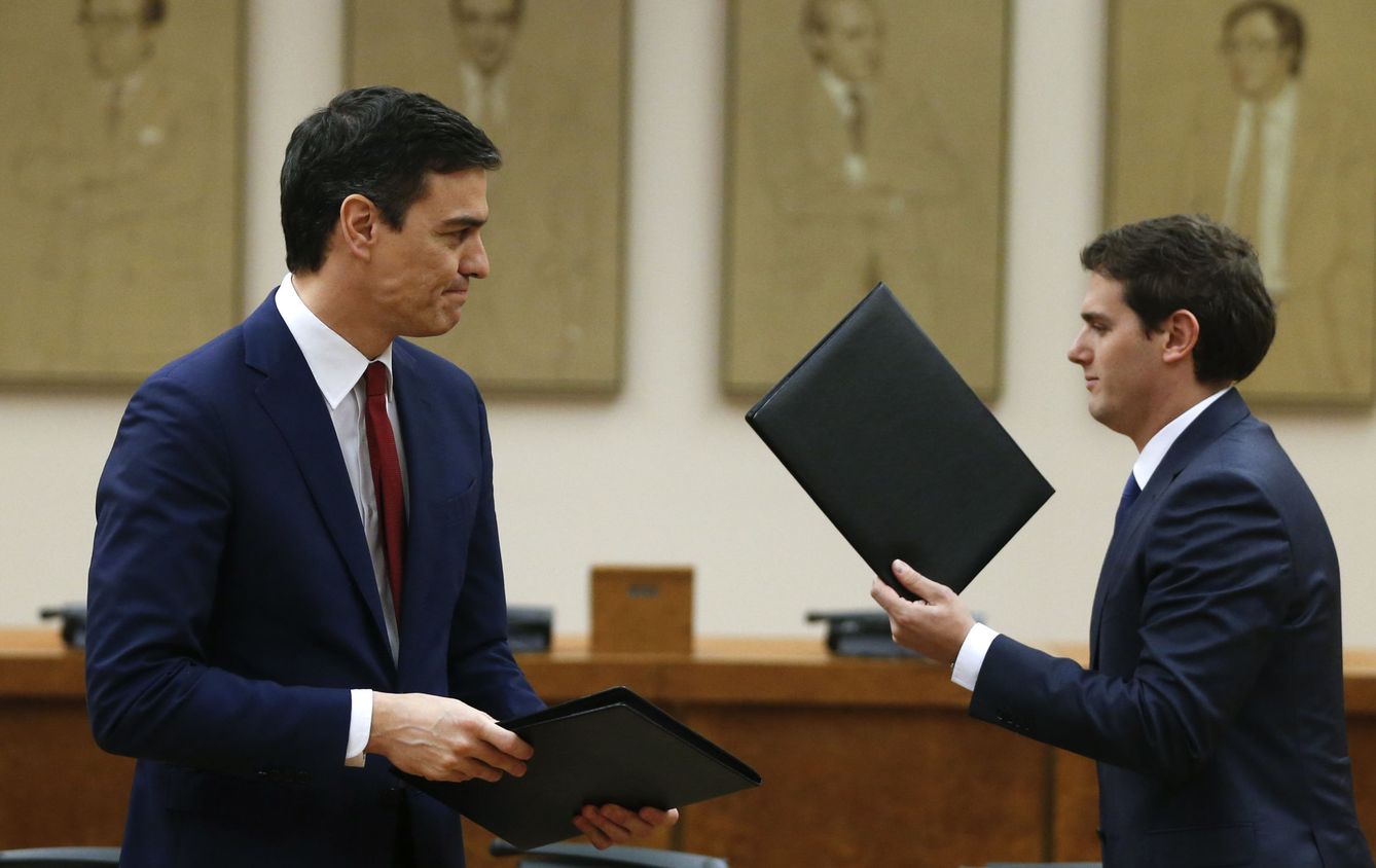 Pedro Sánchez (PSOE) y Albert Rivera (Ciudadanos) tras la firma del acuerdo de investidura. (Reuters)
