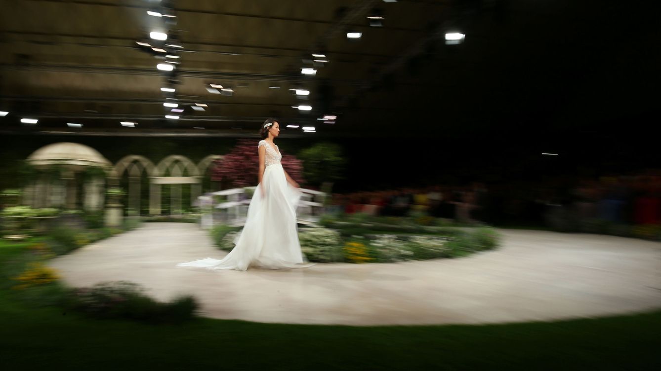 Foto: A model presents a wedding dress of pronovias during the barcelona bridal week
