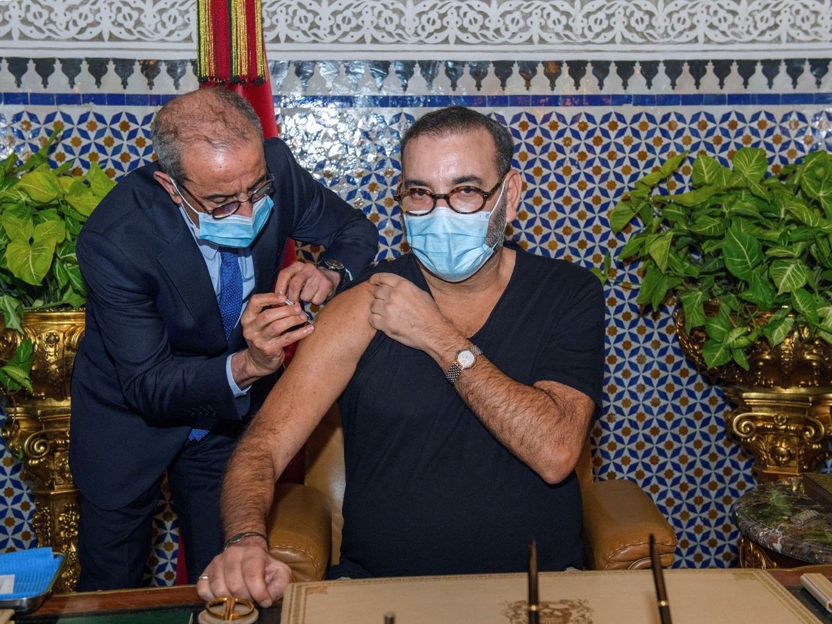 Foto: Mohamed VI se pone la primera vacuna contra el covid. (EFE)