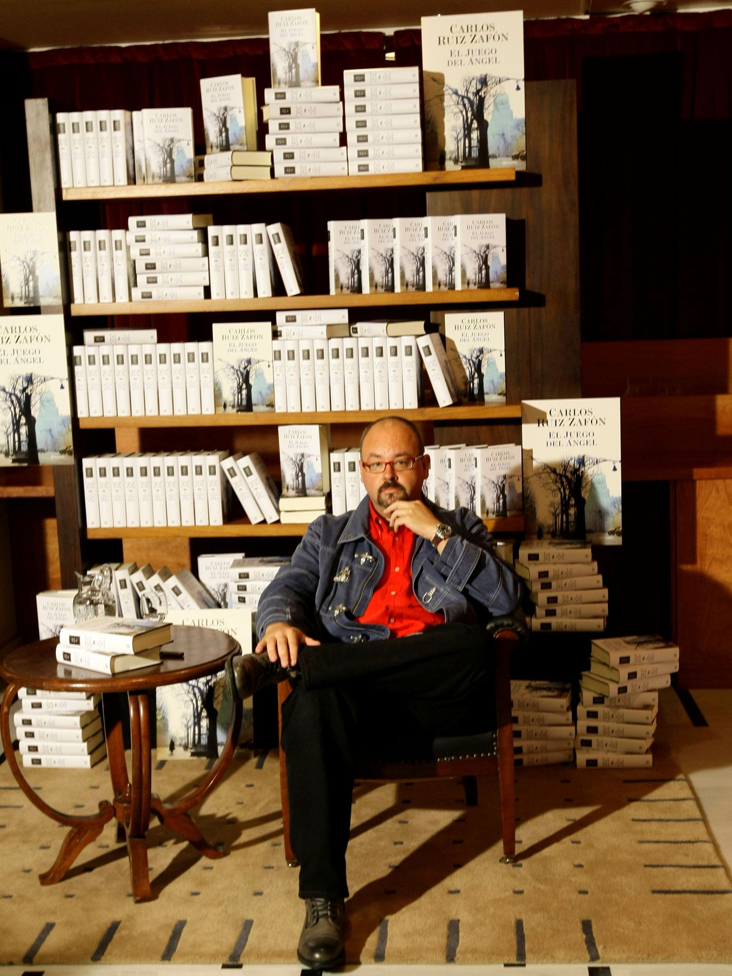Ruiz Zafón, con decenas de ejemplares de 'El juego del ángel' a su espalda. (EFE)
