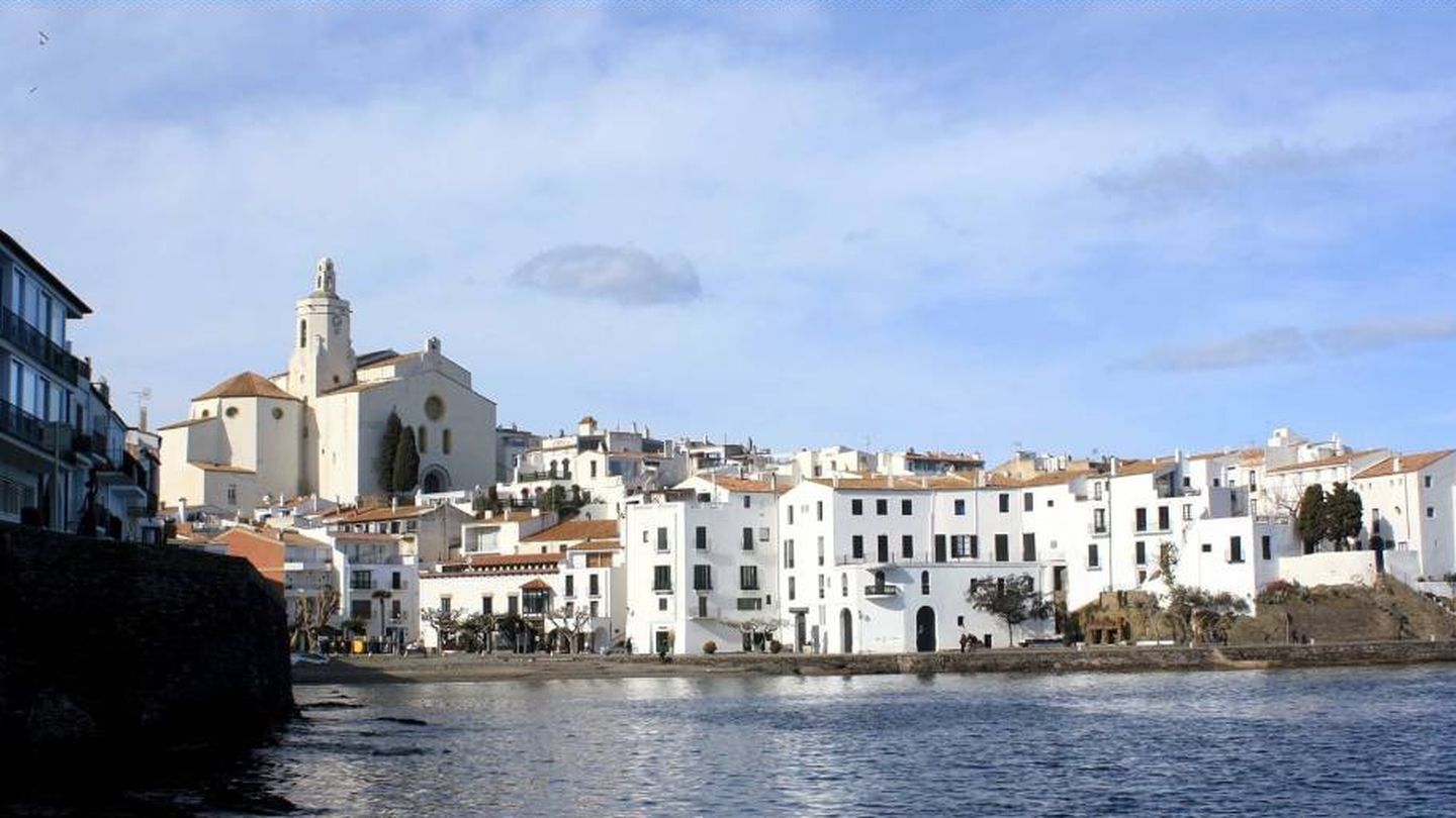 Cadaqués, blanco, junto al mar y coronado por su iglesia. (Hotel Blaumar)