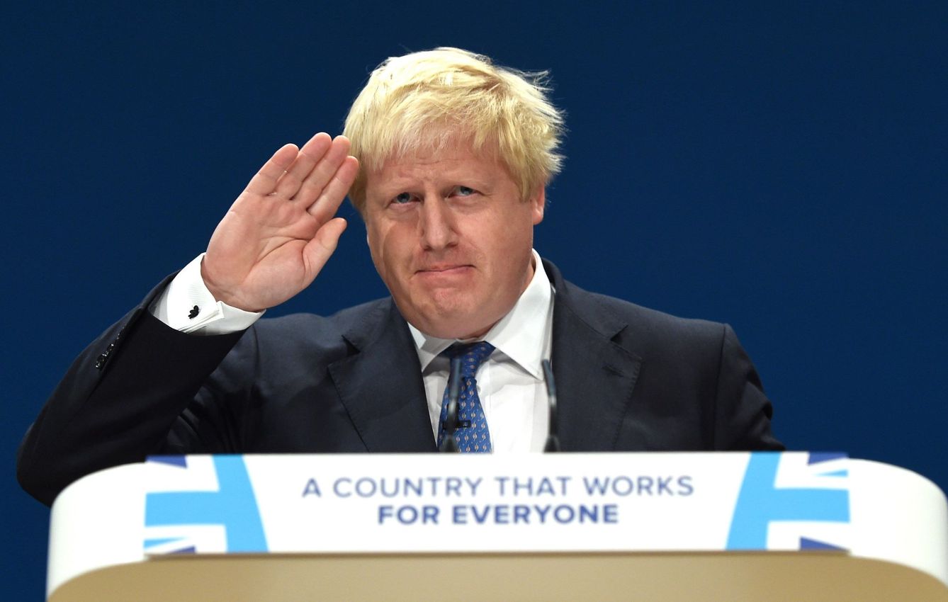 Johnson, irreverente y 'brexiter' duro, abandona el barco tras la marcha de Davis. (Reuters)