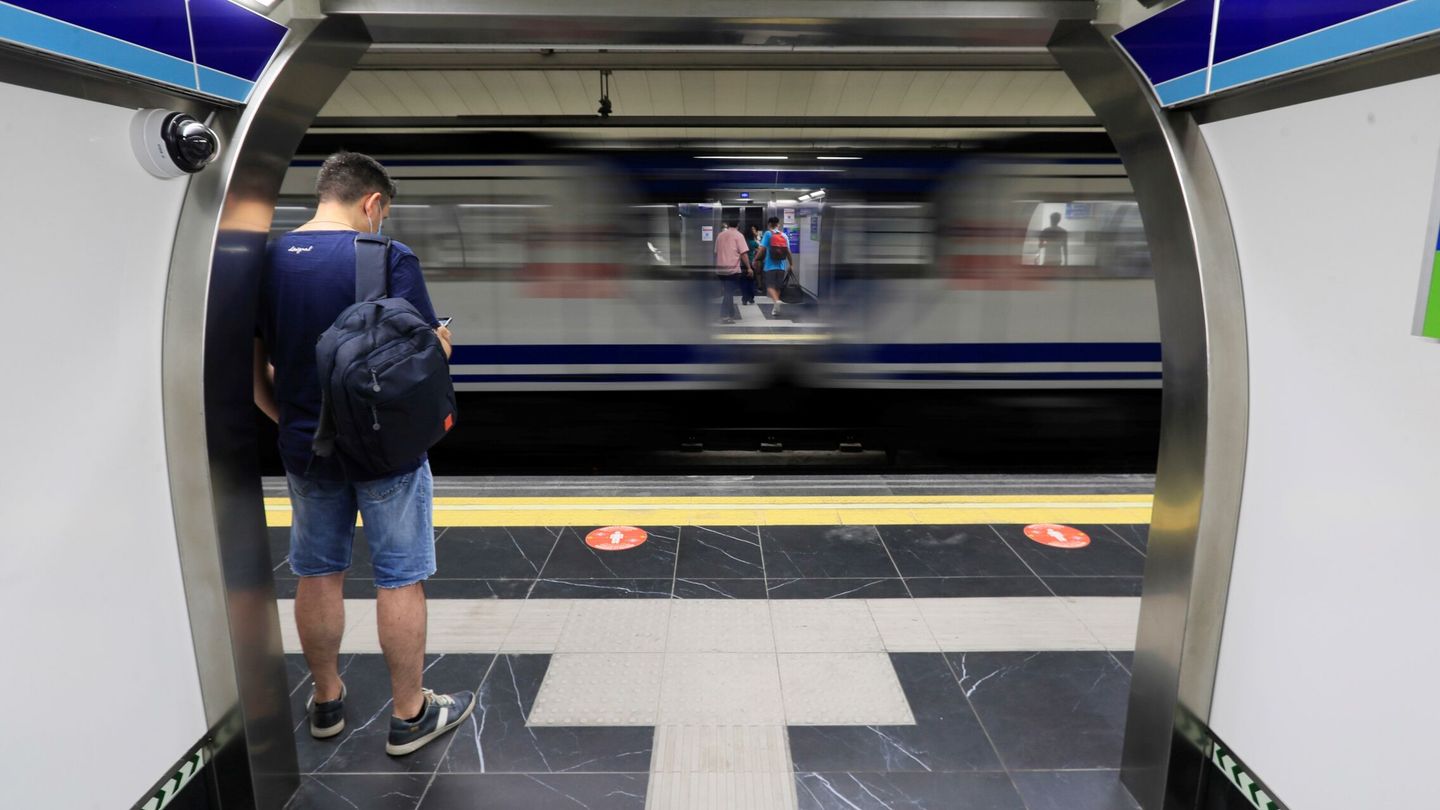 Un usuario espera en el Metro de Madrid. (EFE/Fernando Alvarado)