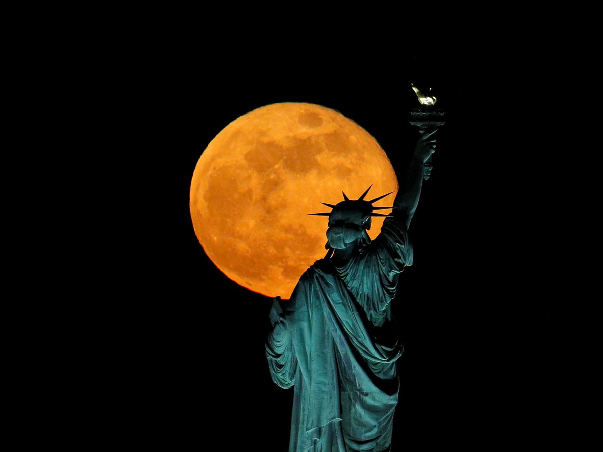 Foto: Una 'superluna' sobre la estatua de la libertad. (Reuters)