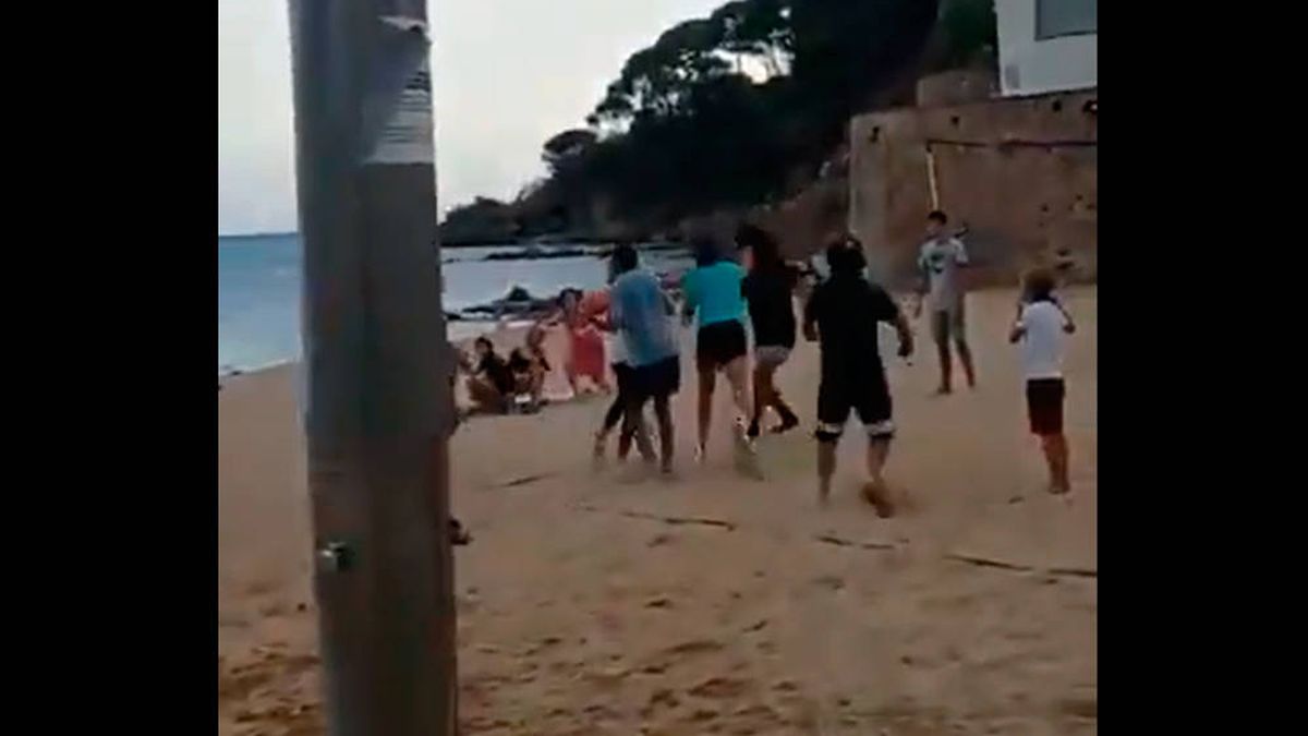 Batalla campal en una playa de la Costa Brava tras un accidente con una pelota