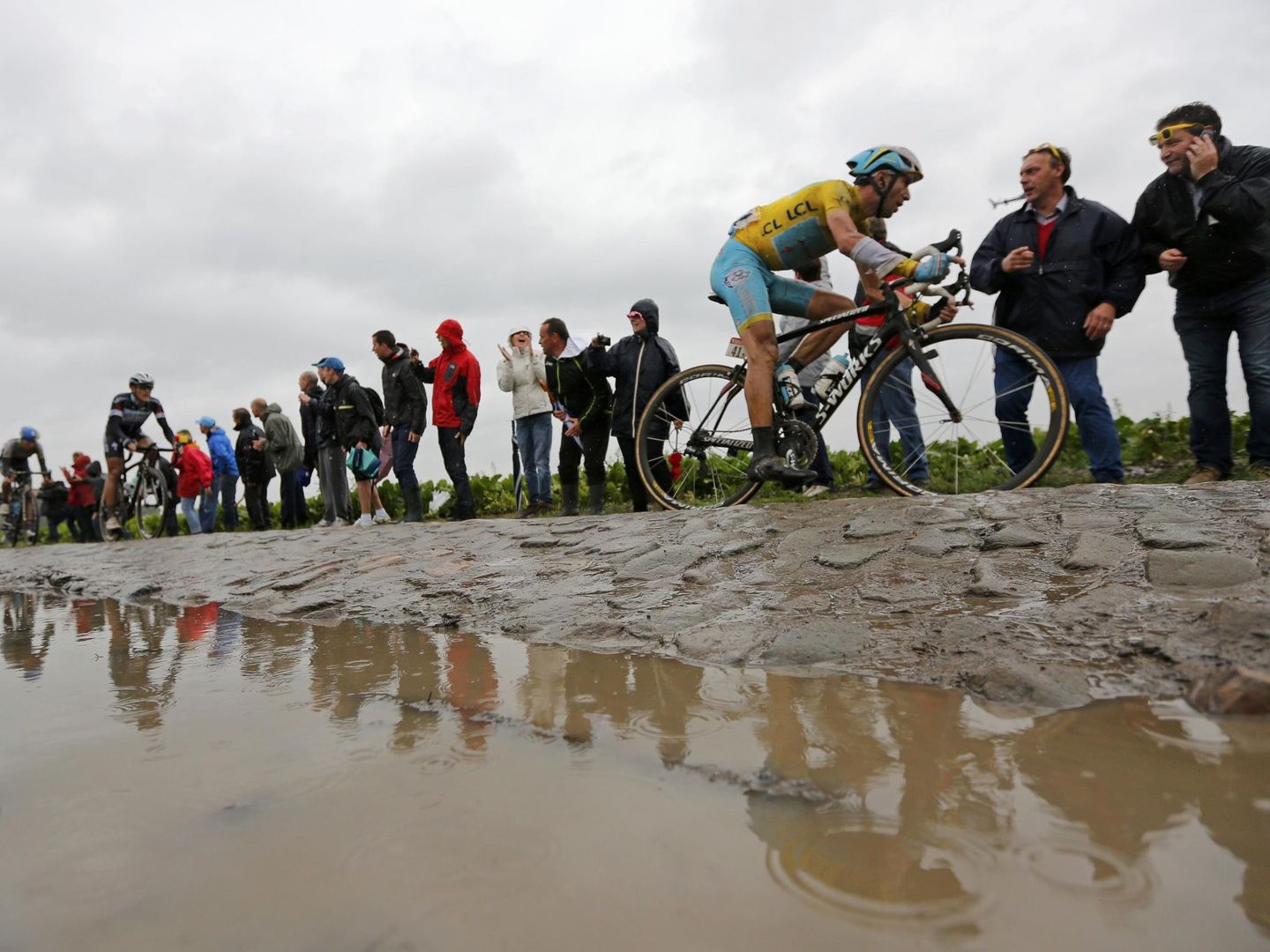 Vincenzo Nibali cimentó su victoria en el Tour de Francia 2014 en la quinta etapa, con tramos de pavé embarrados. (Reuters)