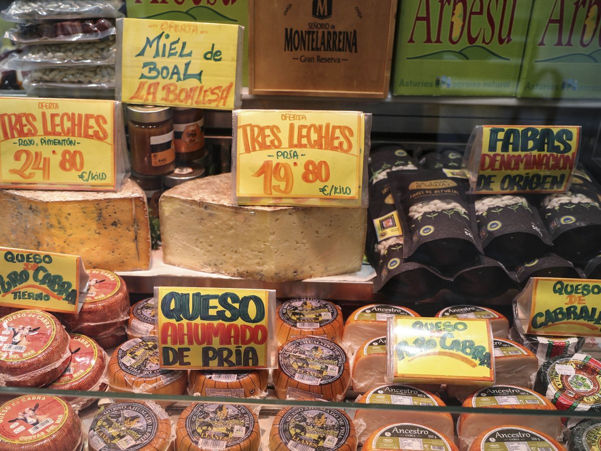 Foto: Precios en una tienda de alimentación en Oviedo. (EFE/J.L. Cereijido)