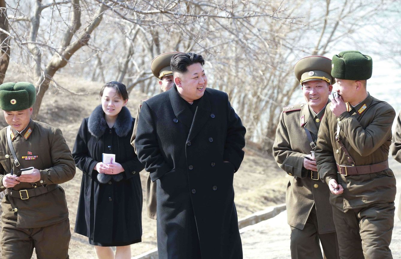 El líder norcoreano, Kim Jong-un, visita una unidad militar en una isla del norte del país junto a su hermana Kim Yo-jong en 2015 (EFE/KCNA)