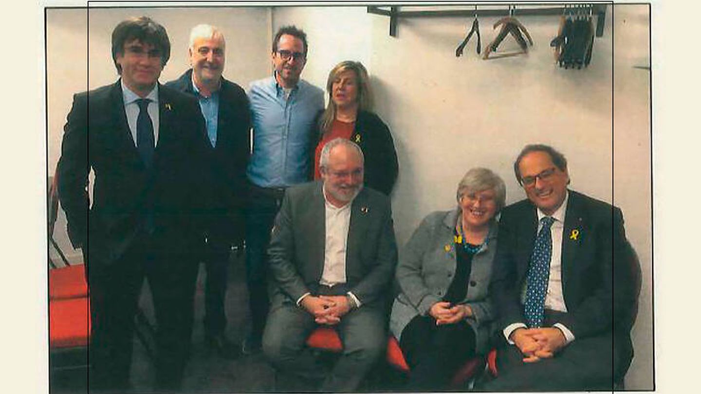 Puigdemont, Josep Maria Matamala, Roc Aguilera (Iniciatives Events), Betona Comin, Lluís Puig, Clara Ponsatí y Quim Torra en una foto tomada en julio de 2020.