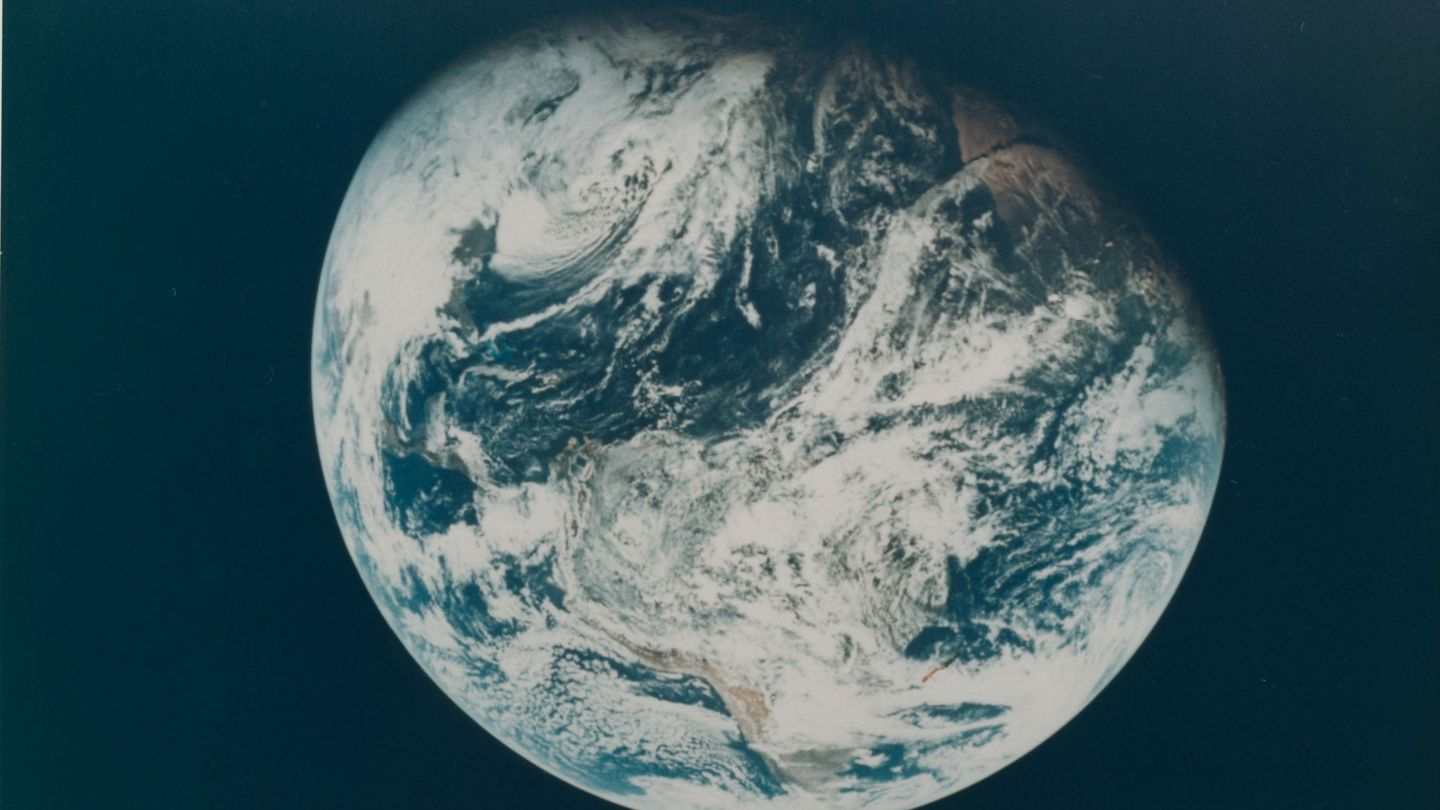 Lot 210, primera imagen del planeta Tierra tomada por el Apolo 8 en 1969. (Reuters)
