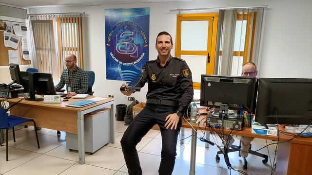 Iván en el Grupo de Ciberdelincuencia de la Comisaría Provincial de Málaga. (P. D. A.)