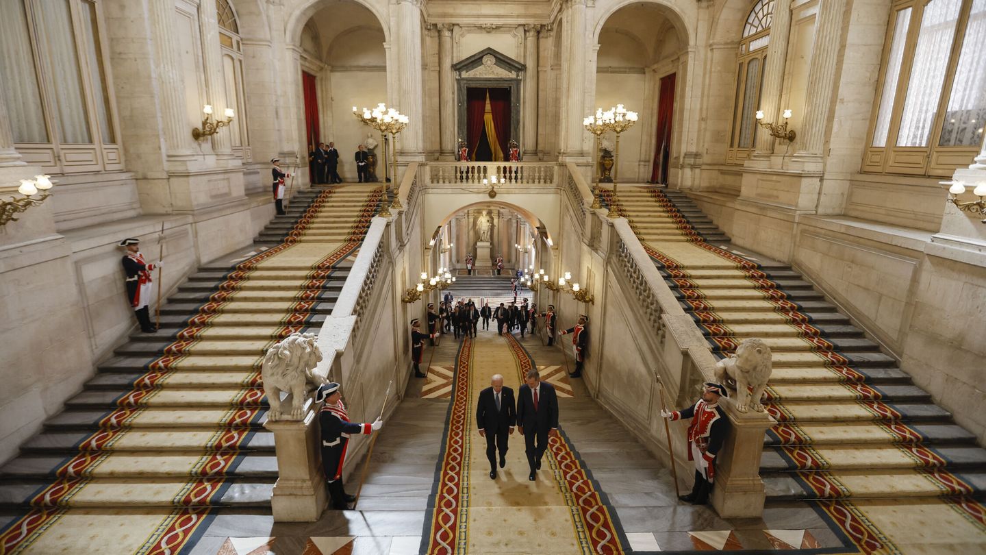 El rey Felipe VI recibe al presidente de Estados Unidos, Joe Biden. (EFE/Juanjo Martín)