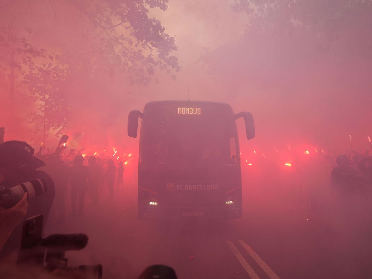 Foto: La llegada azulgrana al estadio. (EFE/Alejandro García)
