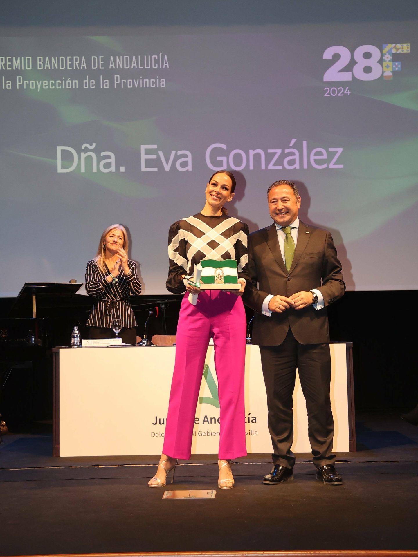 Eva González recibe la Bandera de Andalucía. (Cordon Press)