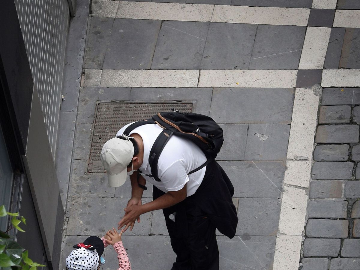 Foto: Un padre con su hija, en la calle. (EFE)